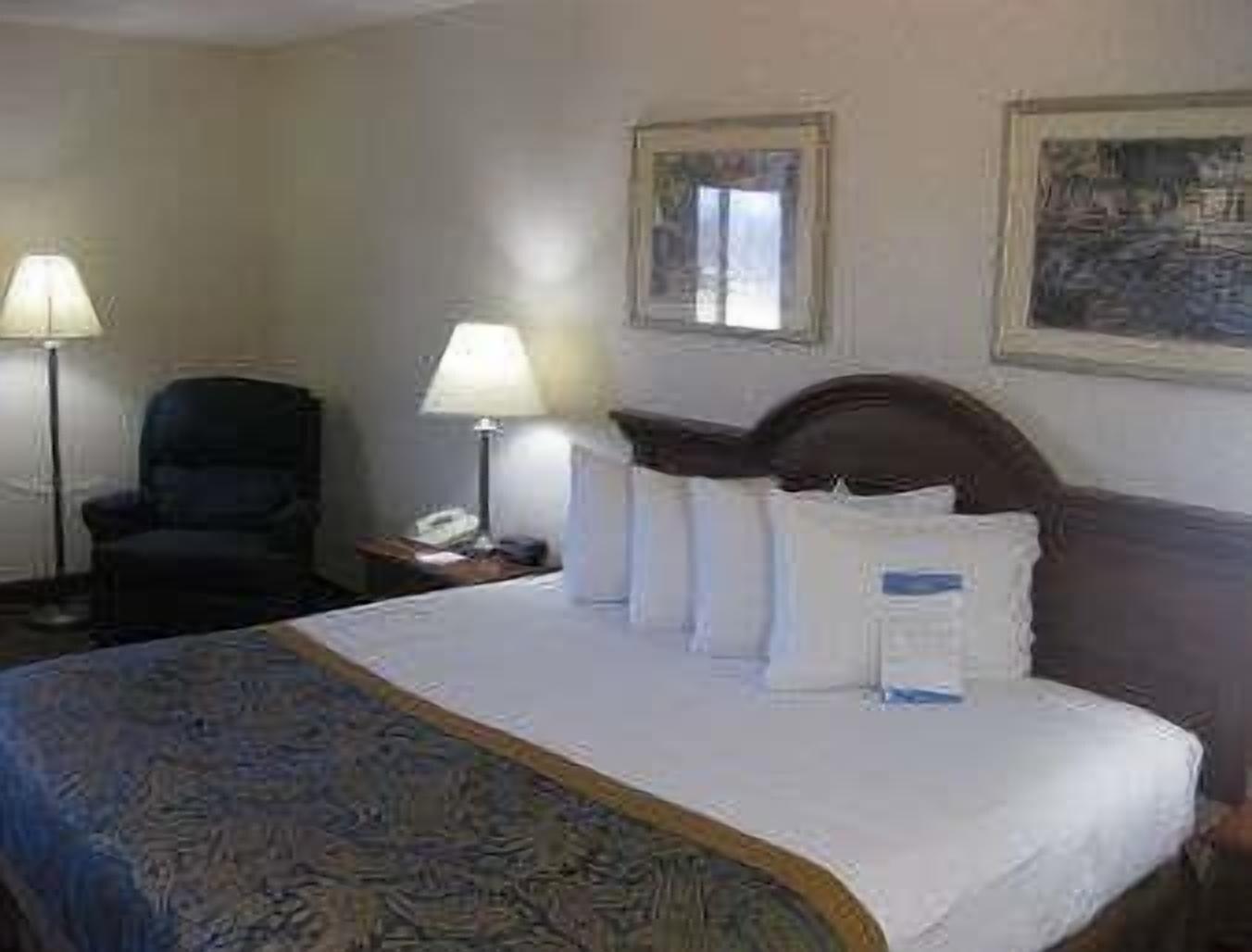 Hotel Baymont By Wyndham Dowagiac Habitación foto