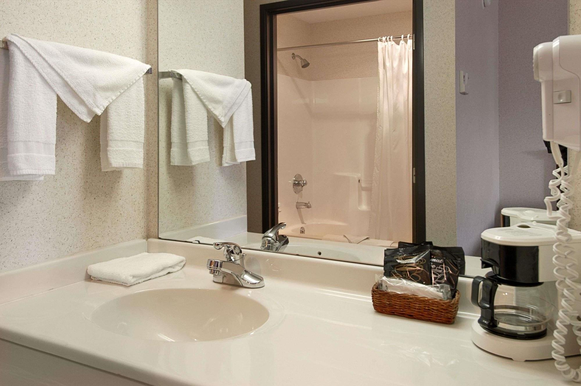 Hotel Baymont By Wyndham Dowagiac Habitación foto