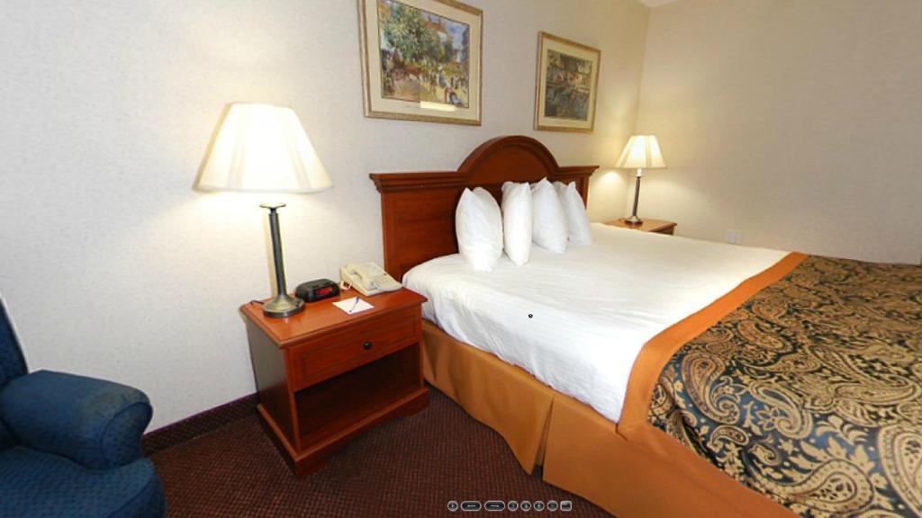 Hotel Baymont By Wyndham Dowagiac Habitación foto