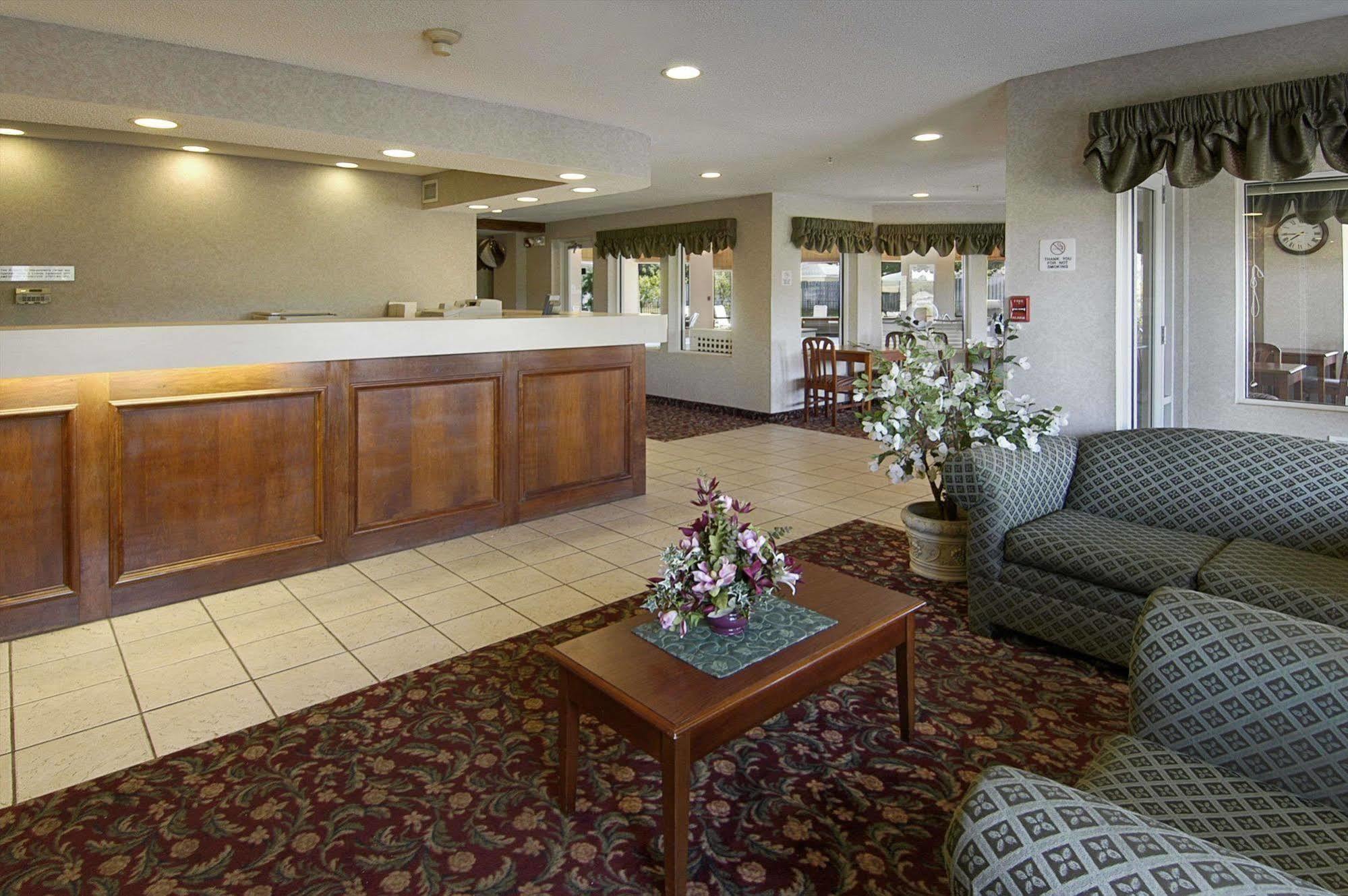 Hotel Baymont By Wyndham Dowagiac Interior foto
