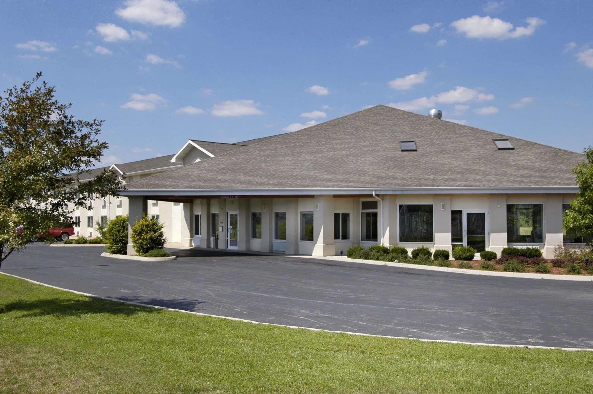 Hotel Baymont By Wyndham Dowagiac Exterior foto