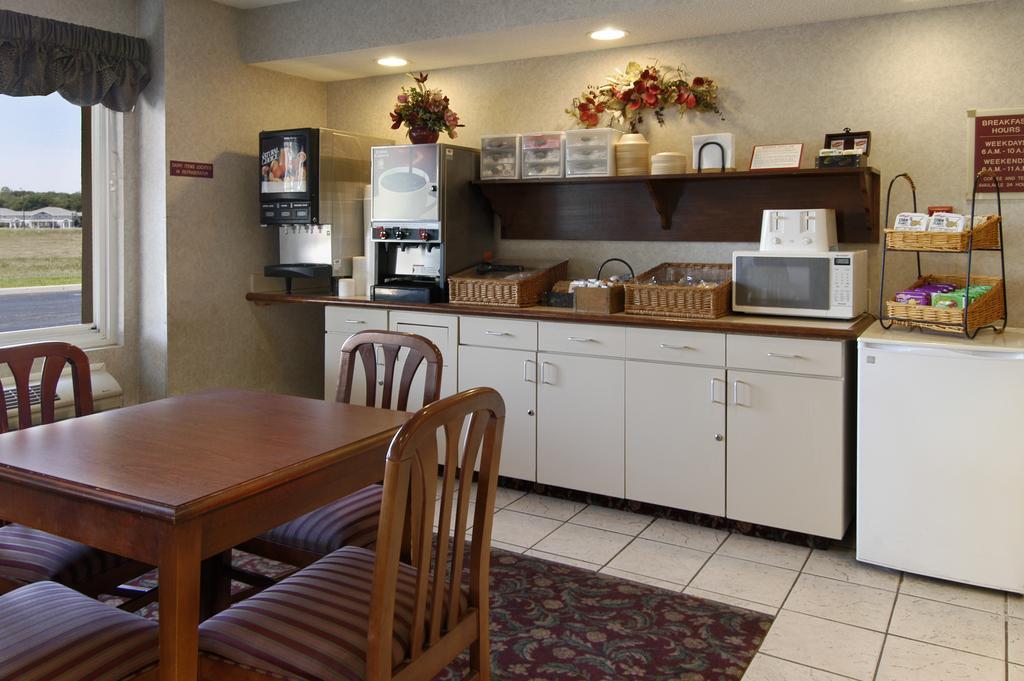 Hotel Baymont By Wyndham Dowagiac Restaurante foto